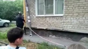 Мужчина открыл стрельбу из окна по прохожим и ранил ребенка в Екатеринбурге