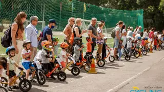 Необычные соревнования юных велосипедистов прошли в Алматы