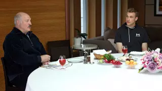 Лукашенко раскрыл содержимое черного чемоданчика, который он взял на встречу с Путиным