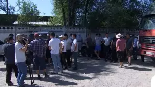 "На что жить?" Водители самосвалов вышли на забастовку под Алматы