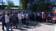 "На что жить?" Водители самосвалов вышли на забастовку под Алматы