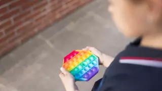 Провоцируют деградацию? Эксперты оценили опасность игрушек поп-ит и симпл-димпл