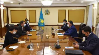 Мамин обсудил реализацию инвестпроектов в Казахстане