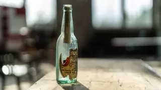 Бутылку с посланием из прошлого нашли при реконструкции здания Ford