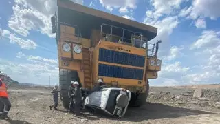 Самосвал раздавил внедорожник в Карагандинской области