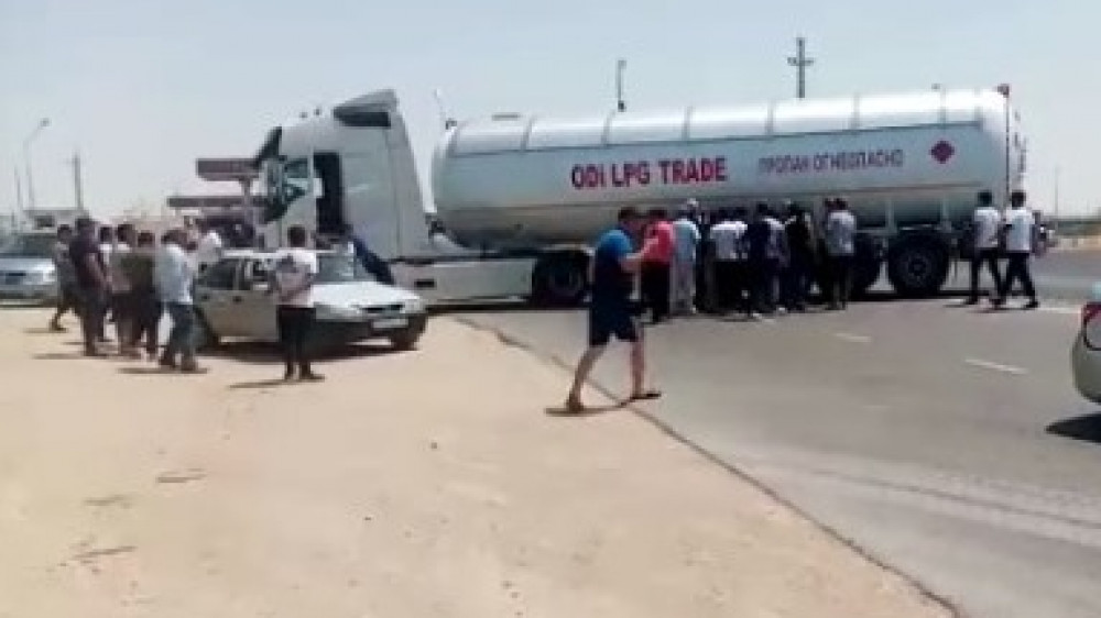 Водители перекрыли дорогу в Актау в знак протеста против платных трасс - СМИ