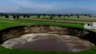 Гигантская яма образовалась за несколько часов на поле в Мексике