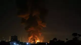 Пожар начался на крупнейшем НПЗ Ирана