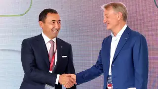 Греф и Рахимбаев подписали меморандум в рамках ПМЭФ