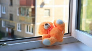 Мальчик выпал из окна пятого этажа и выжил в Актобе