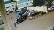 Водовоз "впечатал" в стену автомобиль в Петропавловске: видео