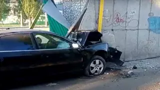 Водитель Аudi врезался в бетонную остановку в Рудном