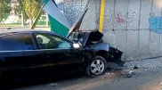 Водитель Аudi врезался в бетонную остановку в Рудном