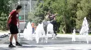 Бекшин запретил алматинцам купаться в фонтанах