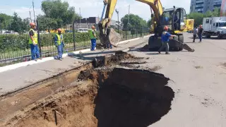 Десятиметровый провал образовался после ливня в Уральске