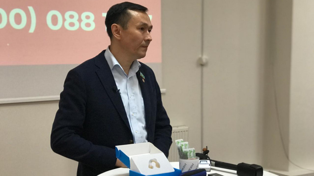 Лидер НПК Айкын Конуров показывает журналистам "подарок" для акима СКО