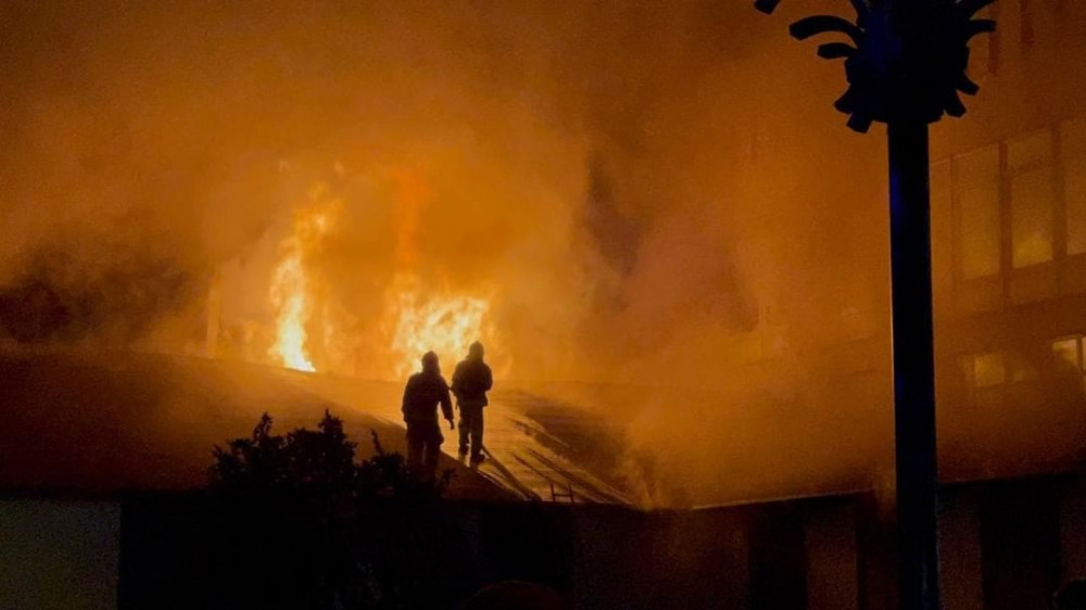 Сильный пожар вспыхнул в центре Алматы