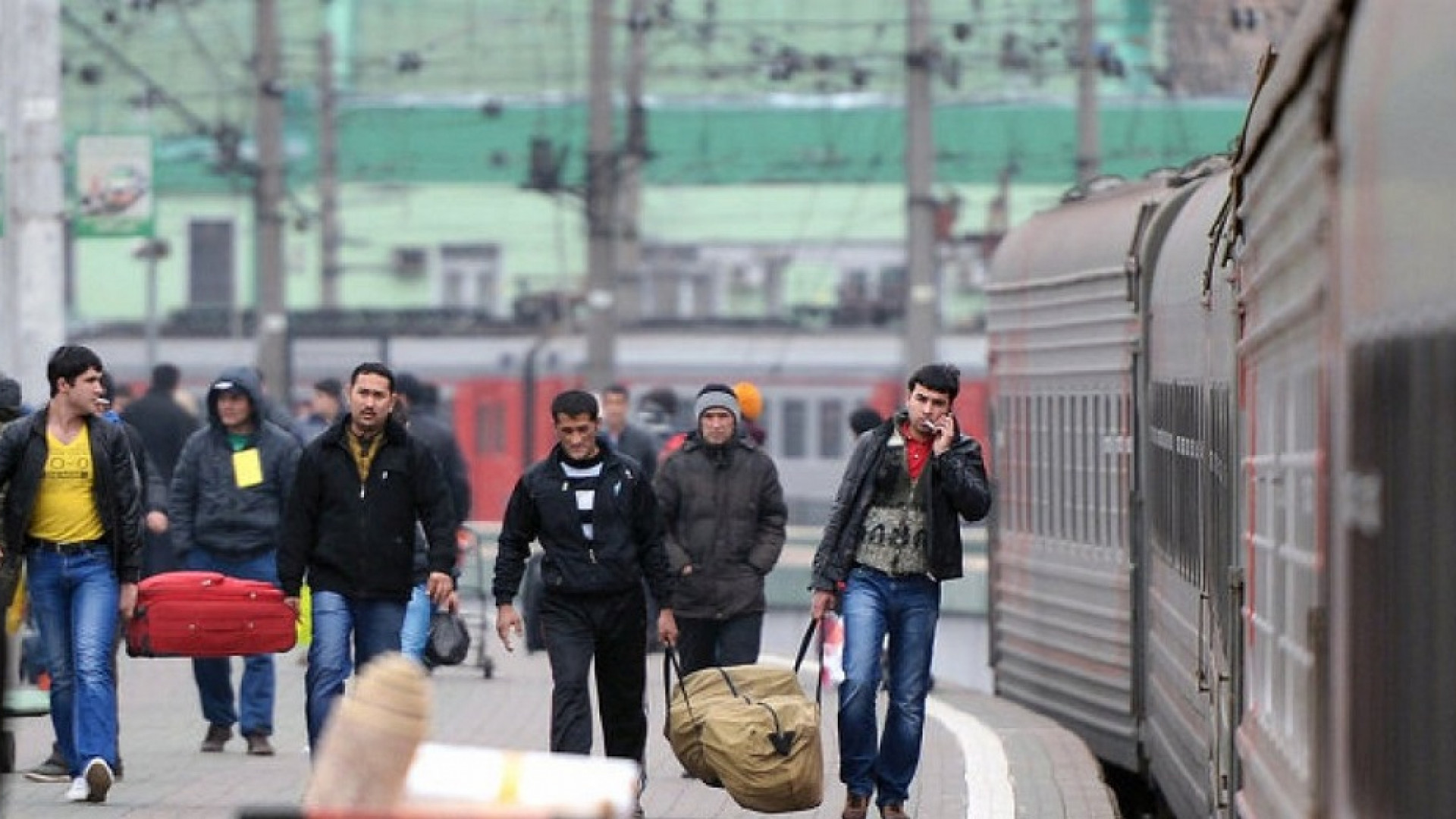 Переезд в казахстан. Трудовая миграция кыргызстанцы в Москве. Мигранты на вокзале. Москва без мигрантов. Трудовые мигранты в Москве.