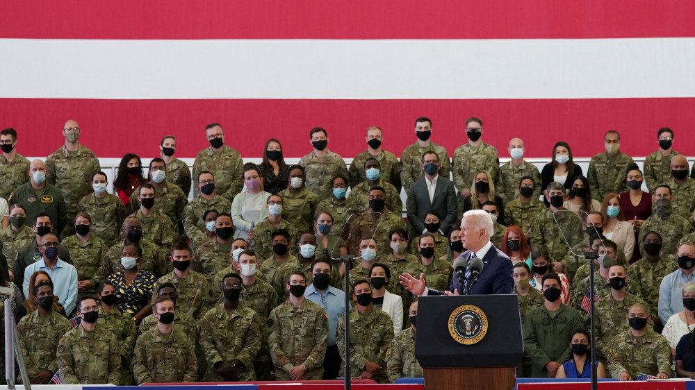Джо Байден выступает перед американскими военными на авиабазе в Милденхолле. © Reuters