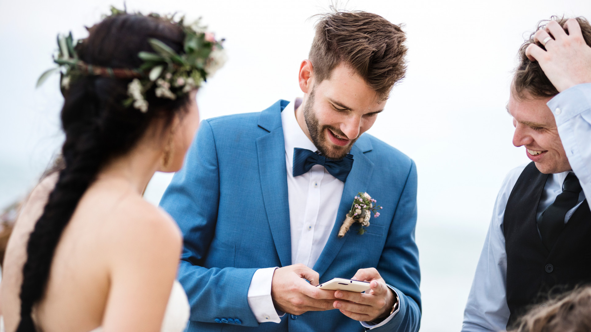 Как стать женихом. Свадебное происшествие. Мужчина гость на свадьбе август 2021. Цветы в подарок на свадьбу картинки. Groom for images.