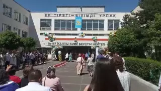 Толпу без масок сняли на видео возле школы в Алматы