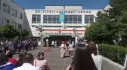 Толпу без масок сняли на видео возле школы в Алматы