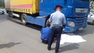 Женщина погибла под колесами большегруза в Уральске