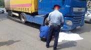 Женщина погибла под колесами большегруза в Уральске
