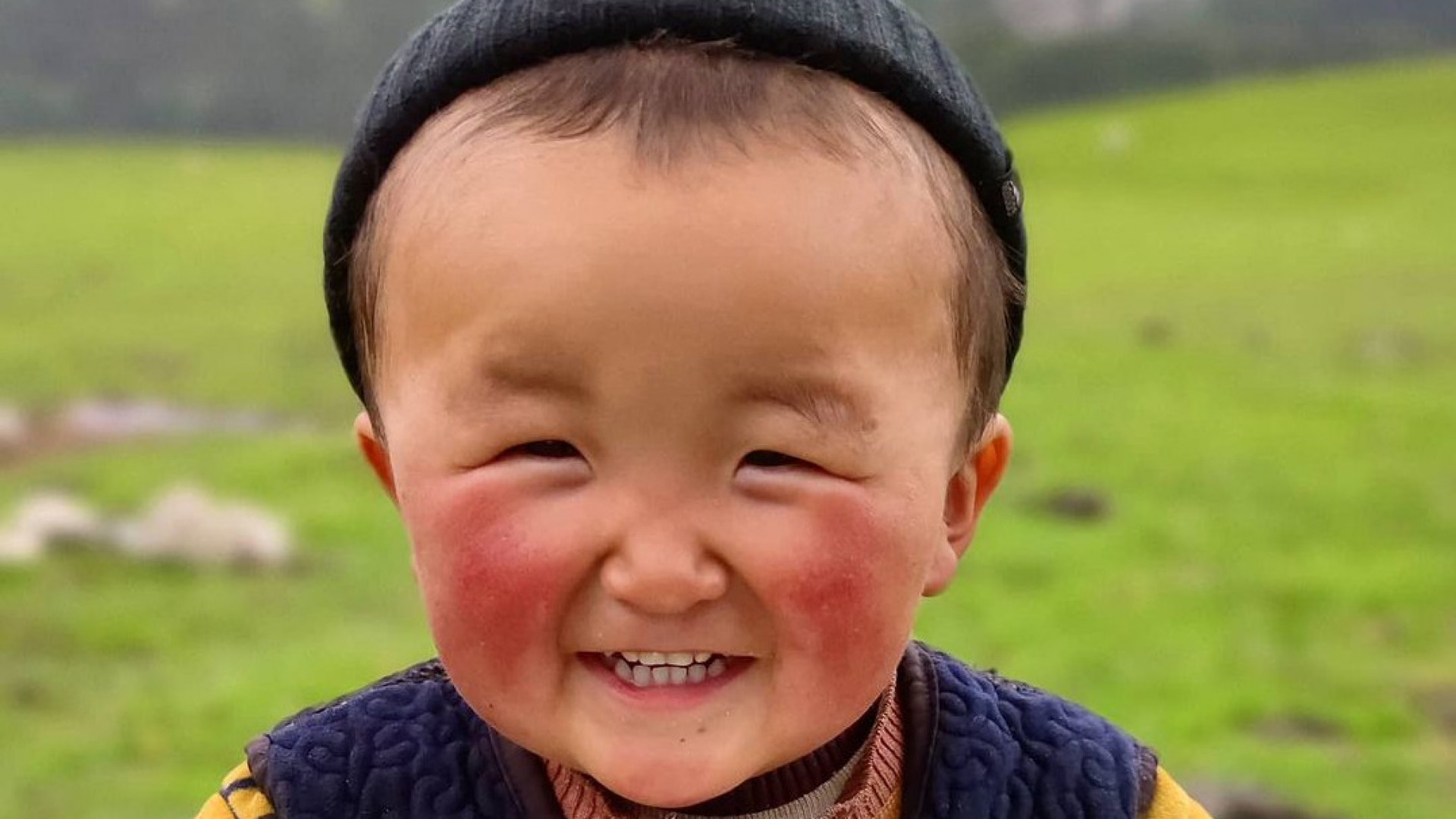 Там была улыбка похожа. Кыргызский мальчик. Казахский мальчик. Улыбка Киргиз. Кыргызстан ребенок мальчик улыбается.