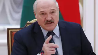 "Мир одурел вообще". Лукашенко хочет обучить белорусов стрельбе