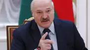 "Мир одурел вообще". Лукашенко хочет обучить белорусов стрельбе