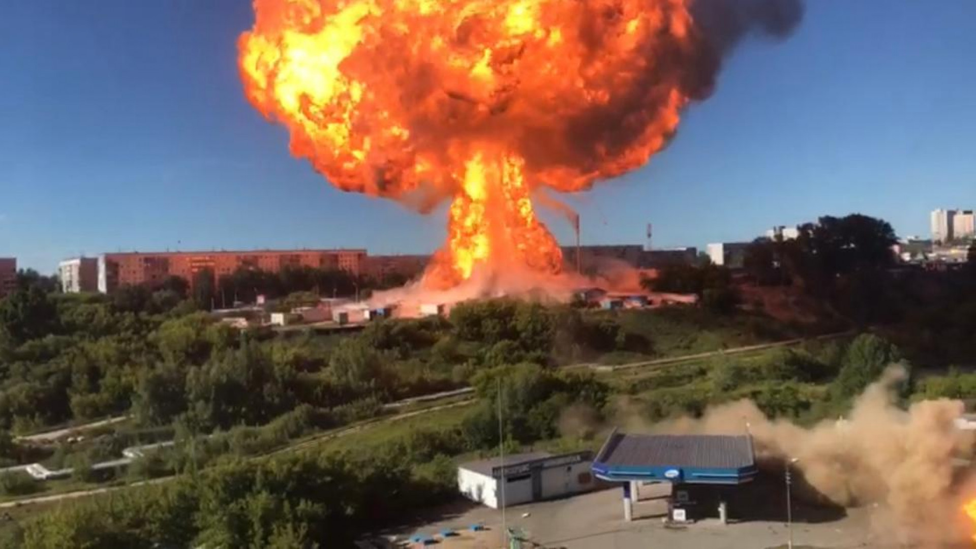 Взрыв на левом берегу. Взрыв АЗС В Новосибирске 14 06 2021. Взрыв в Новосибирске 14-06-2021. Взрыв газовой заправки в Новосибирске. Взрыв газа в Новосибирске 2021.
