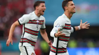 Дубль Роналду. Португалия начала защиту титула чемпиона Европы с победы