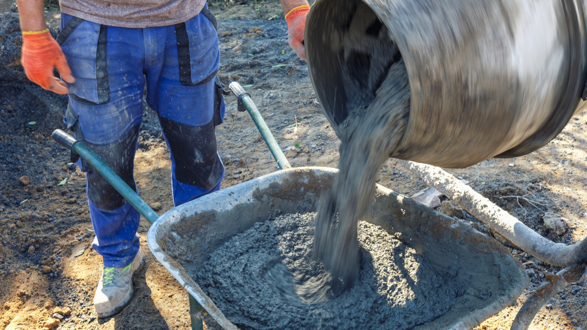 Измельченная бумага и цемент. Ролик про цемент. Curing Concrete. Cement preparation.