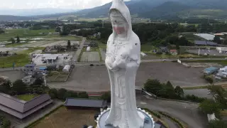 На гигантскую буддийскую статую надели защитную маску