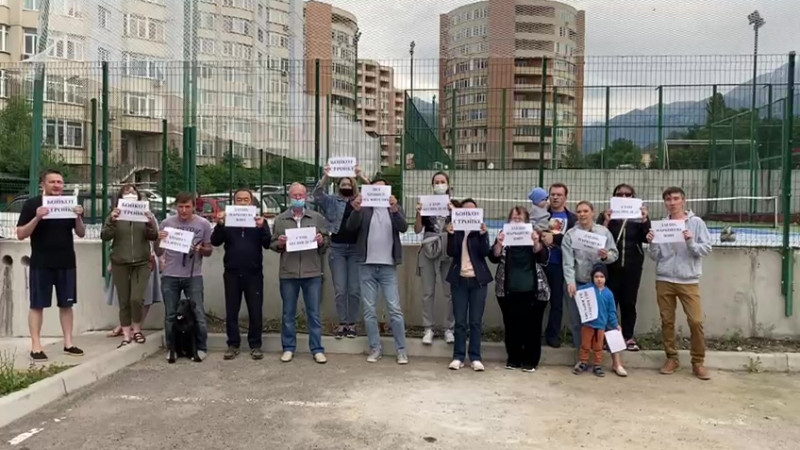 Алматинцы вышли с плакатами против строительства спорткомплекса во дворе ЖК