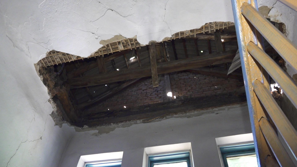 Жителям Усть-Каменогорска помогут отремонтировать рухнувшую крышу
