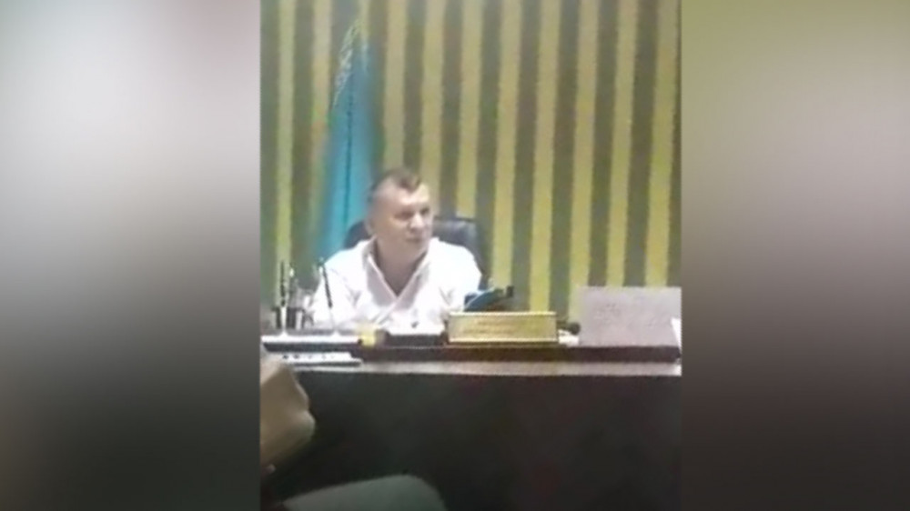 Чиновник из Мангистау лишился должности после скандального видео