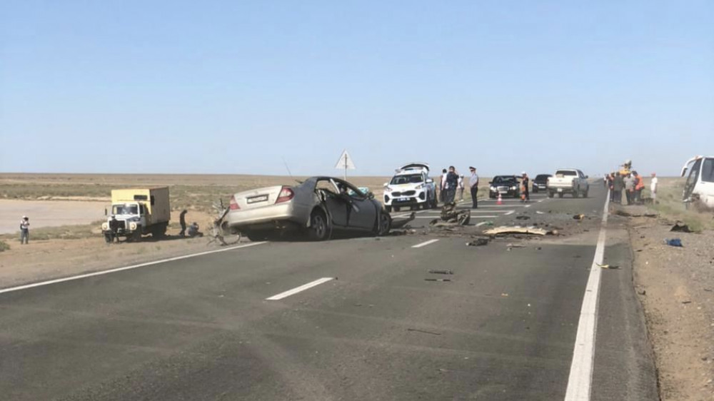 В ДТП на трассе в Атырауской области погибли три человека