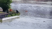 Астанчанка хотела переплыть реку и не смогла: спасение женщины попало на видео