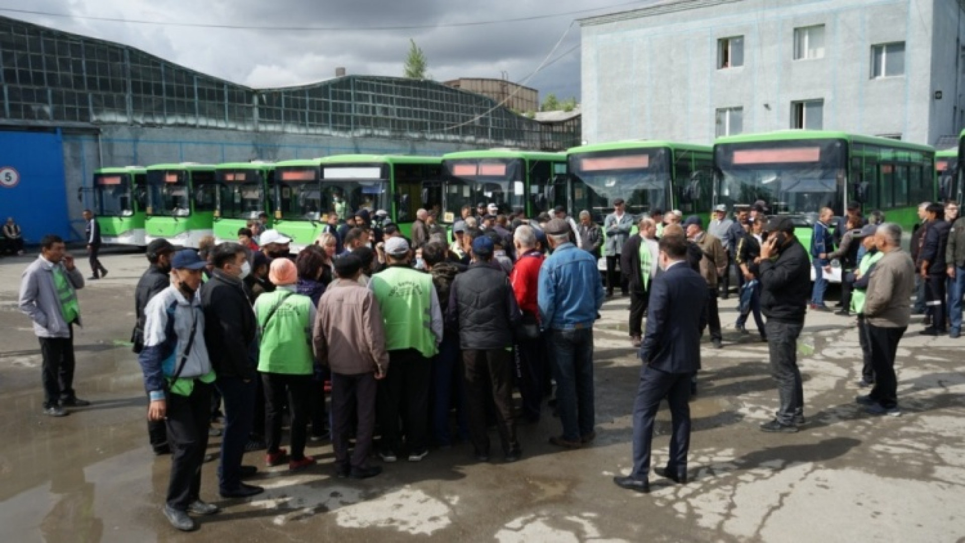 Устали терпеть!” Водители устроили крупную забастовку в Семее: 22 июня 2021  22:02 - новости на Tengrinews.kz