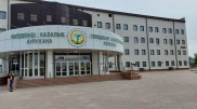 Пациент умер после падения с третьего этажа больницы в Уральске