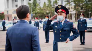 Ключи от авто, квартиры и премии: Кульгинов поздравил полицейских с праздником