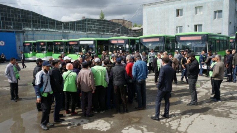 Состояние автобусов создает опасность для жизни казахстанцев - депутат