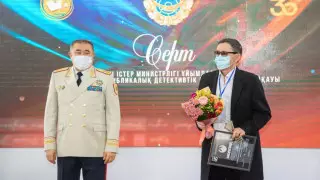 Тургумбаев наградил казахстанских авторов детективов