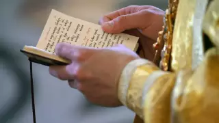 Священник облил кислотой семерых митрополитов в Греции