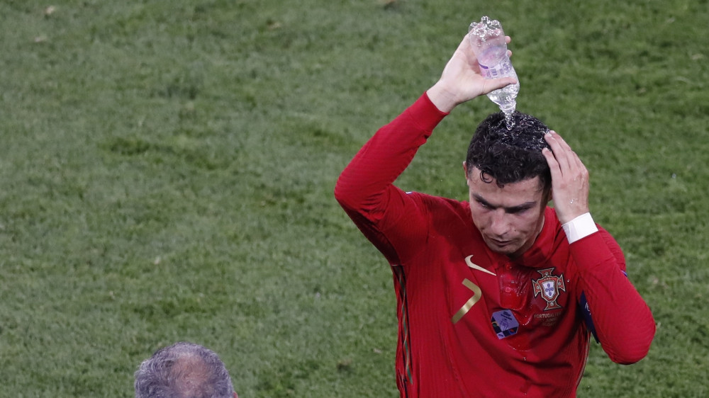 В Роналду бросили бутылку колы во время матча с Францией