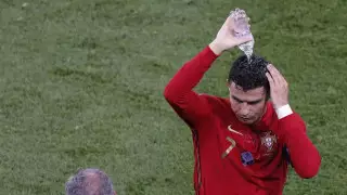 В Роналду бросили бутылку колы во время матча с Францией