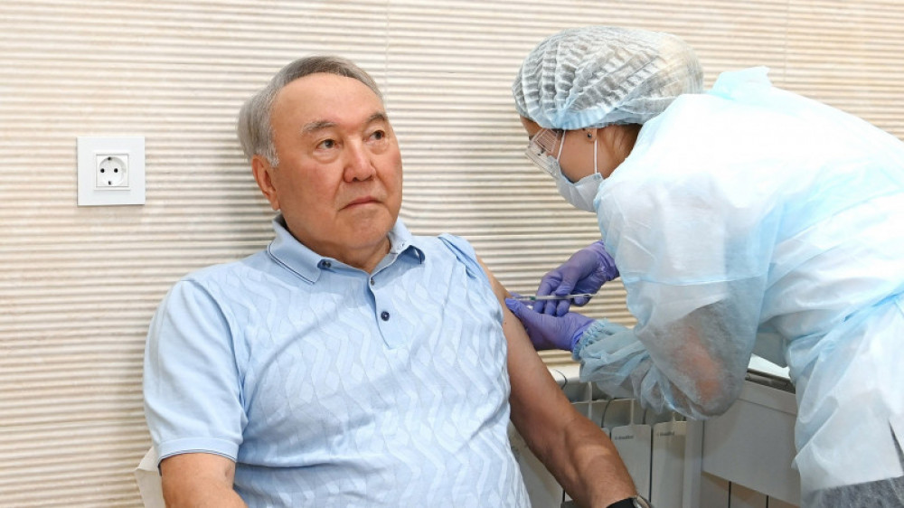 Появилось видео вакцинации Назарбаева