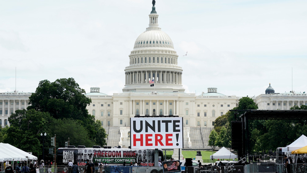 Сотни американцев митингуют напротив Капитолия в Вашингтоне
